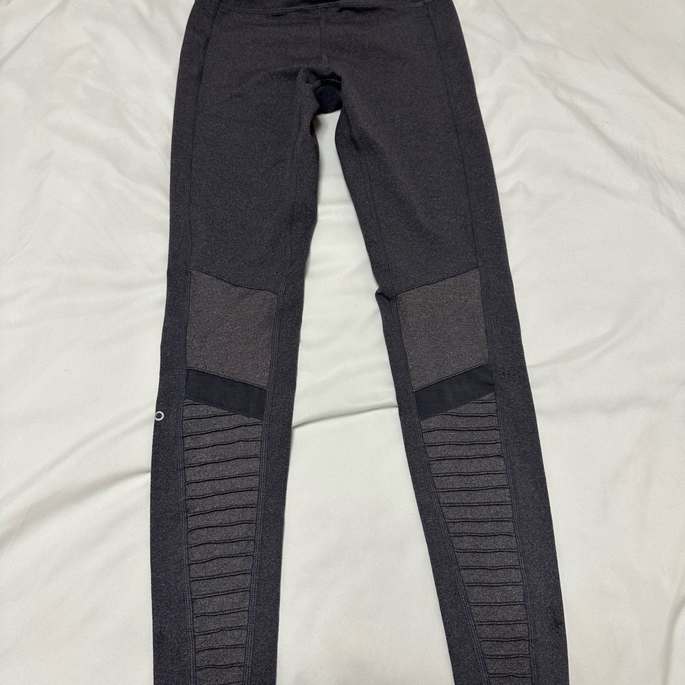 ALO YOGA MOTO LEGGING - Picture 8 of 11